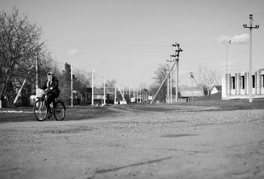 wout-van-aert-training-on-the-cobblestones-of-roubaix