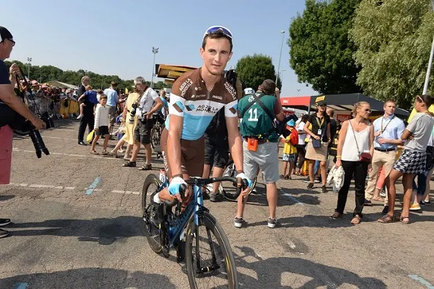 infirmary:-fracture-of-the-patella-for-alexis-vuillermoz-#vuillermoz-#infirmerie-#allezalm-#-lavuelta19