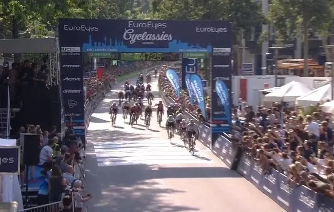 the-european-champion-elia-viviani-offers-a-new-triplet