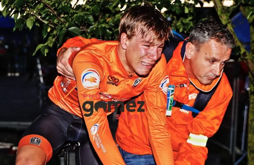 world:-eekhoff-disqualified,-jasper-stuyven-lights-uci-#stuyven-#-yorkshire2019-#eekhoff-#battistella