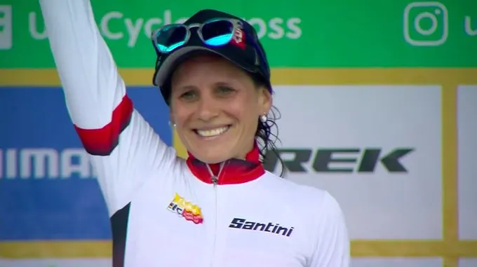 cyclo-cross:-katerina-nash-in-front-of-jolanda-neff-in-waterloo-#telenetucicxwc-#nash-#richards-#neff-#mani-#cx