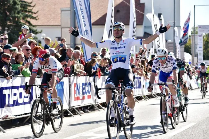 road:-lefevere:-“viviani-showed-his-professionalism”-#tacxproclassic-#viviani-#deceuninck-#groenewegen