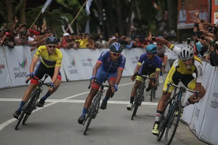 singkarak-tower:-ganjkhanlou-stage,-ewart-strong-leader-#uci-#-tourdesingkarak2019-#ewart-#ganjkhanlou