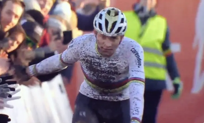 cyclo-cross:-mathieu-van-der-poel-alone-in-the-world-at-bredene-#ethiascross-#mvdp-#bredene-#merlier-#cx
