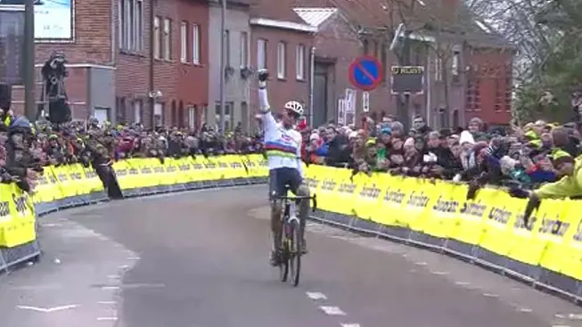 cyclo-cross:-mathieu-van-der-poel-wins-at-gullegem,-wout-van-aert-4th-#cxgullegem-#gullegem-#mvdp-#vanaert-#cx
