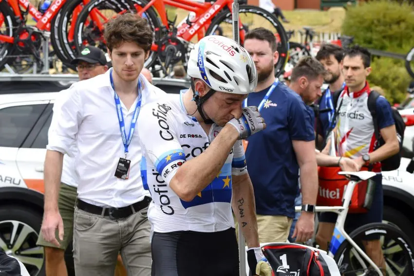 elia-viviani-victim-of-a-fall-on-the-tour-down-und